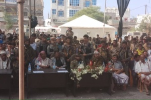 بحفل كرنفالي واسع وبمناسبة ذكرى ثورة الـ14 من اكتوبر؛ م. قعطبة تكرم قائد الحزام الأمني بـ”درع الوفاء“