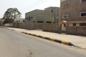 سكان حي السفارات في خور مكسر يشكون انقطاع المياة عن منازلهم 