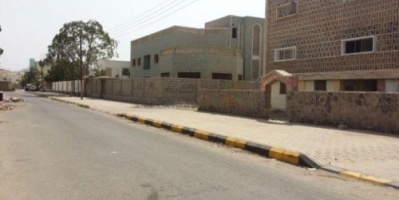 سكان حي السفارات في خور مكسر يشكون انقطاع المياة عن منازلهم 