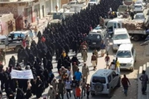 مسيرة نسائية حاشدة في سقطرى تطالب بإقالة المحافظ 