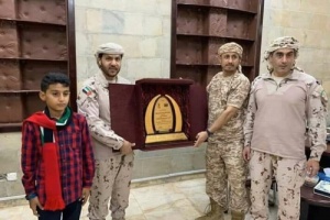 النوبي والقائد الإماراتي ابو محمد يتبدلان الدروع التذكارية في حفل توديع القوات الإماراتية 