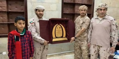 النوبي والقائد الإماراتي ابو محمد يتبدلان الدروع التذكارية في حفل توديع القوات الإماراتية 