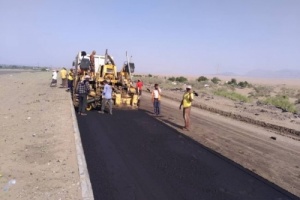 استئناف أعمال الصيانة الطارئة للطرق الرئيسية بمحافظتي عدن ولحج 