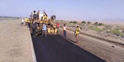 استئناف أعمال الصيانة الطارئة للطرق الرئيسية بمحافظتي عدن ولحج 