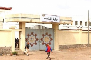 موظفون نازحون في عدن يطالبون وزارة المالية بصرف رواتبهم المتأخرة 