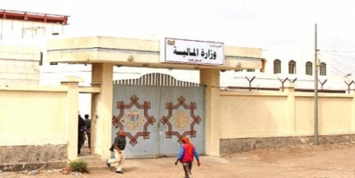 موظفون نازحون في عدن يطالبون وزارة المالية بصرف رواتبهم المتأخرة 