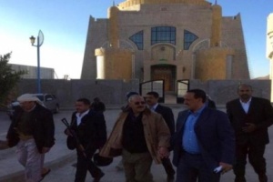 جرافات حوثية تنبش حصن عفاش والمباني المجاورة له في قرية بيت الأحمر 