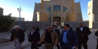 جرافات حوثية تنبش حصن عفاش والمباني المجاورة له في قرية بيت الأحمر 