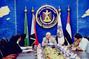 الوالي يبحث مع قيادة شركة النفط آلية تدفق المشتقات النفطية إلى الأسواق المحلية 