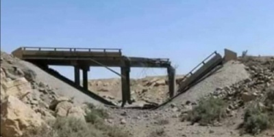 مليشيات الحوثي الإجرامية تفجر جسر زيلة مريس