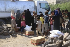 الهلال الأحمر الإماراتي يقدم مساعدات إنسانية وإيوائية للمواطنين المتضررين من قصف الحوثي على مدينة المخا 