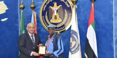 المجلس الانتقالي يكرم رجل المرور " المثابر " جلال بن سنان .