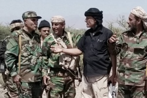 قائد اللواء الثاني صاعقه العميد ابو بكيل الحالمي يتفقد الخطوط الاماميه بجبهة الفاخر .