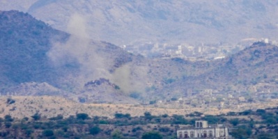 •مليشيا الحوثي تقصف براجمات الصواريخ مناطق المعزوب وشخب شمال غرب قعطبه 