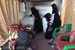 استجابة لنداء إستغاثة.. الهلال الأحمر الإماراتي يرسل عيادات متنقلة إلى النجيبة بالساحل الغربي