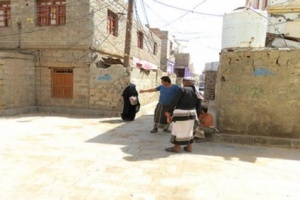 تسرب المياه تهدد بسقوط ٧٠ منزل في حي النخارة في لحج 