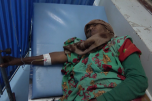 إصابة امرأة نازحة برصاص مليشيات الحوثي بمنطقة المتينة