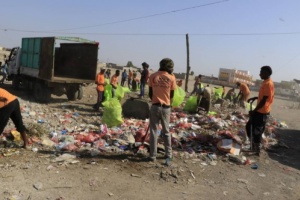 الهلال الأحمر الإماراتي يدشن حملة النظافة الشاملة في مدينة الخوخة بالحديدة   
