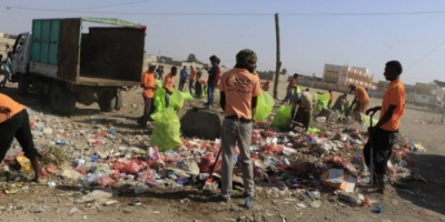 الهلال الأحمر الإماراتي يدشن حملة النظافة الشاملة في مدينة الخوخة بالحديدة   