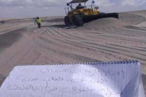 استمرار إزالة الكثبان الرملية من طريق عدن أبين 