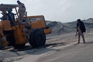 قائد نقطة العلم يشرف على رفع الرمال المتحركه من الطريق الرابط بين عدن – أبين