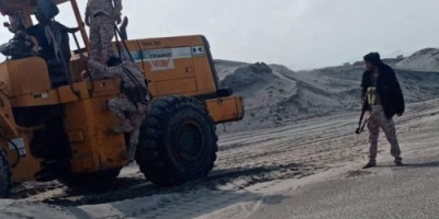 قائد نقطة العلم يشرف على رفع الرمال المتحركه من الطريق الرابط بين عدن – أبين