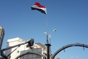 رفع علم الجنوب بالشارع الرئيسي بالمعلا إستعداد للاحتفال بالعيد الوطني 30 من نوفمبر 