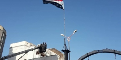 رفع علم الجنوب بالشارع الرئيسي بالمعلا إستعداد للاحتفال بالعيد الوطني 30 من نوفمبر 