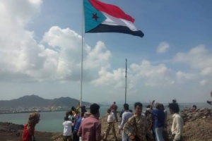 المجلس الانتقالي يرفع العلم الجنوبي بسارية عملاقة في أعلى جبل جزيرة العمال 