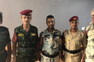 التحالف العربي يكرم أفراد الشرطة العسكرية في المخا الذين أسقطوا الطائرة الحوثية المفخخة 