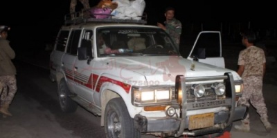 جنود من نقطة دوفس يلقون القبض على شخصين بحوزتهم عبوات ناسفة 
