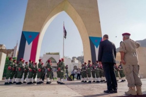 الرئيس الزبيدي يزور النصب التذكاري للجندي المجهول في التواهي 