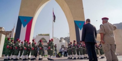 الرئيس الزبيدي يزور النصب التذكاري للجندي المجهول في التواهي 