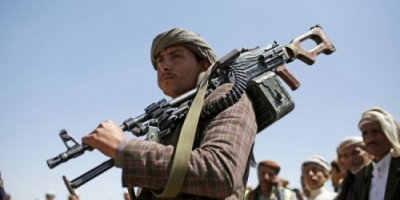 مشرفون حوثيون يحرقون سيارة شيخ قبلي تصدى لفسادهم 
