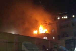 حريق هائل يلتهم مول في مديرية الشيخ عثمان 