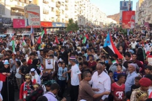يحدث الان حشود ضخمة في المعلا لمشاركة دولة الامارات بالعيد الوطني