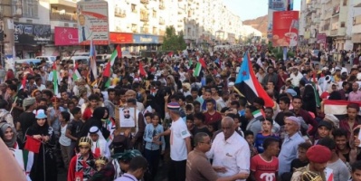 يحدث الان حشود ضخمة في المعلا لمشاركة دولة الامارات بالعيد الوطني
