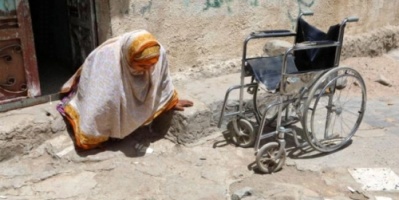 الحرب تثقل كاهل المعاقين في اليمن .. معاقة تبيع كليتها لتشتري دواء لابنتها 