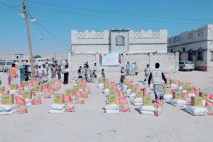 الهلال الأحمر الإماراتي يوزع مساعدات إغاثية بمناطق نائية بحضرموت