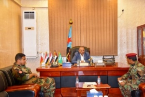 الرئيس الزُبيدي يشيد بيقظة وجاهزية  القوات الجنوبية