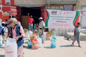 هلال الإمارات يوزع مساعدات غذائية على ذوي الدخل المحدود في مديرية الشحر  