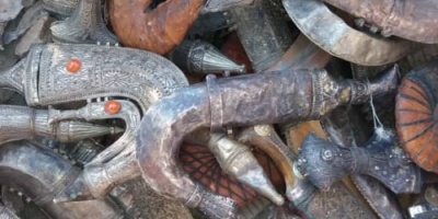 ضبط عدداً من السيوف والجنابي الأثرية المهربة من المتحف الوطني بعدن 