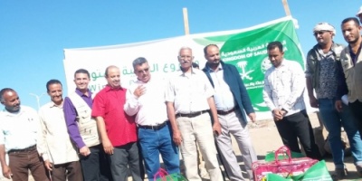 مركز الملك سلمان يدشن توزيع  400 حقيبة شتوية لتجمعات ومخيمات النازحين في الضالع