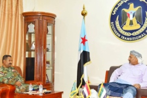 الرئيس الزُبيدي يطّلع على آخر التطورات العسكرية في جبهات الأزارق