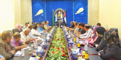 الرئيس الزُبيدي يناقش مع نخبة من الأكاديميين مستجدات الأوضاع في عدن 