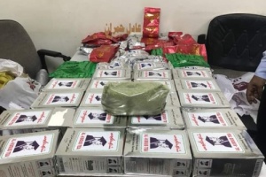 السلطات الأمنية بمطار عدن تضبط مسافراً حاول تهريب 30 كيلو من القات المطحون من عدن إلى السودان 