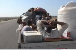 نزوح العائلات من حي منظر بالحديدة هربا من قصف المليشيات الحوثية لمنازلهم