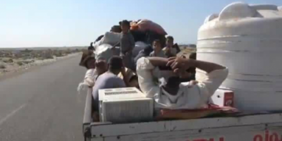 نزوح العائلات من حي منظر بالحديدة هربا من قصف المليشيات الحوثية لمنازلهم