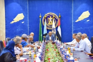 الرئيس الزُبيدي يناقش مع نخبة من الخبراء الأوضاع الاقتصادية المتدهورة 