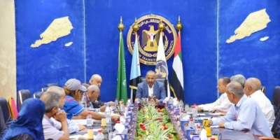 الرئيس الزُبيدي يناقش مع نخبة من الخبراء الأوضاع الاقتصادية المتدهورة 